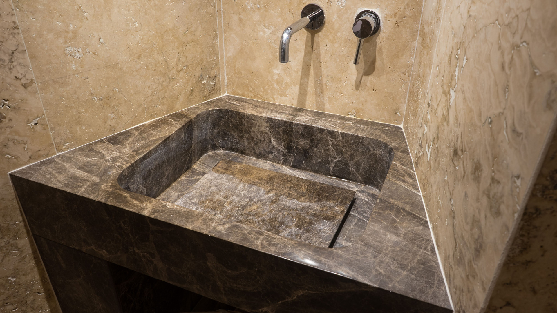 lavabo in marmo marrone